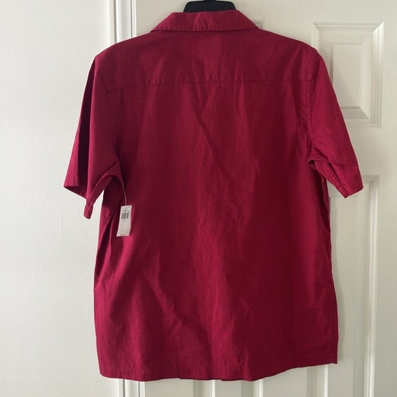 NWT Men’s Old Navy Hawaiian Red Floral Button Down Short Sleeve Shirt - Picture 5 of 6